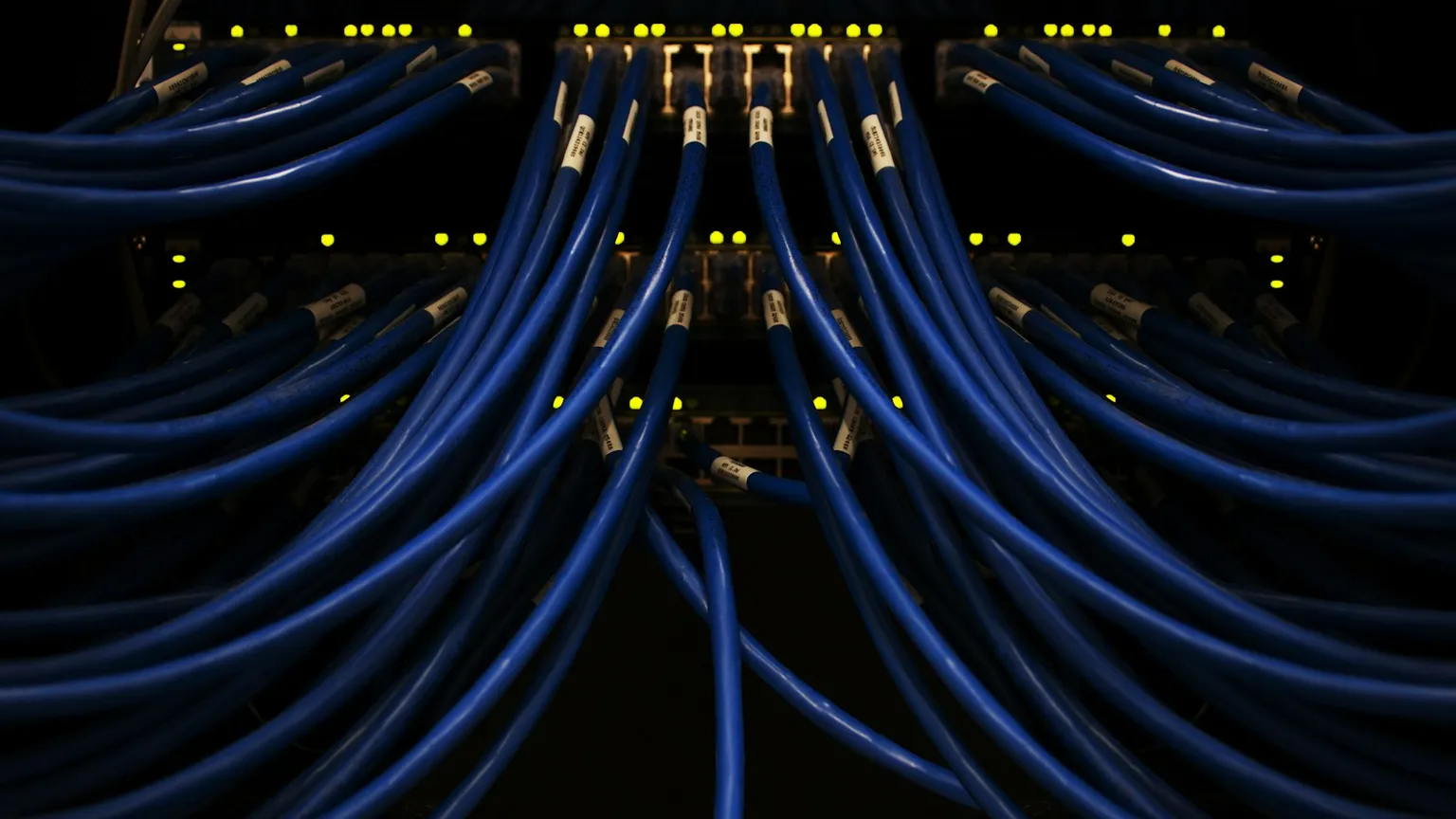 Internet dedicado vs. internet normal: por qué su operación no puede compartir la red