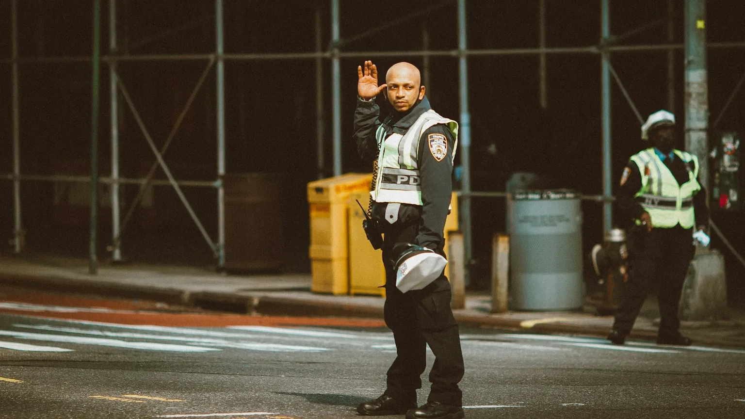 Cámaras con monitoreo vs. guardia de seguridad: ¿qué conviene?