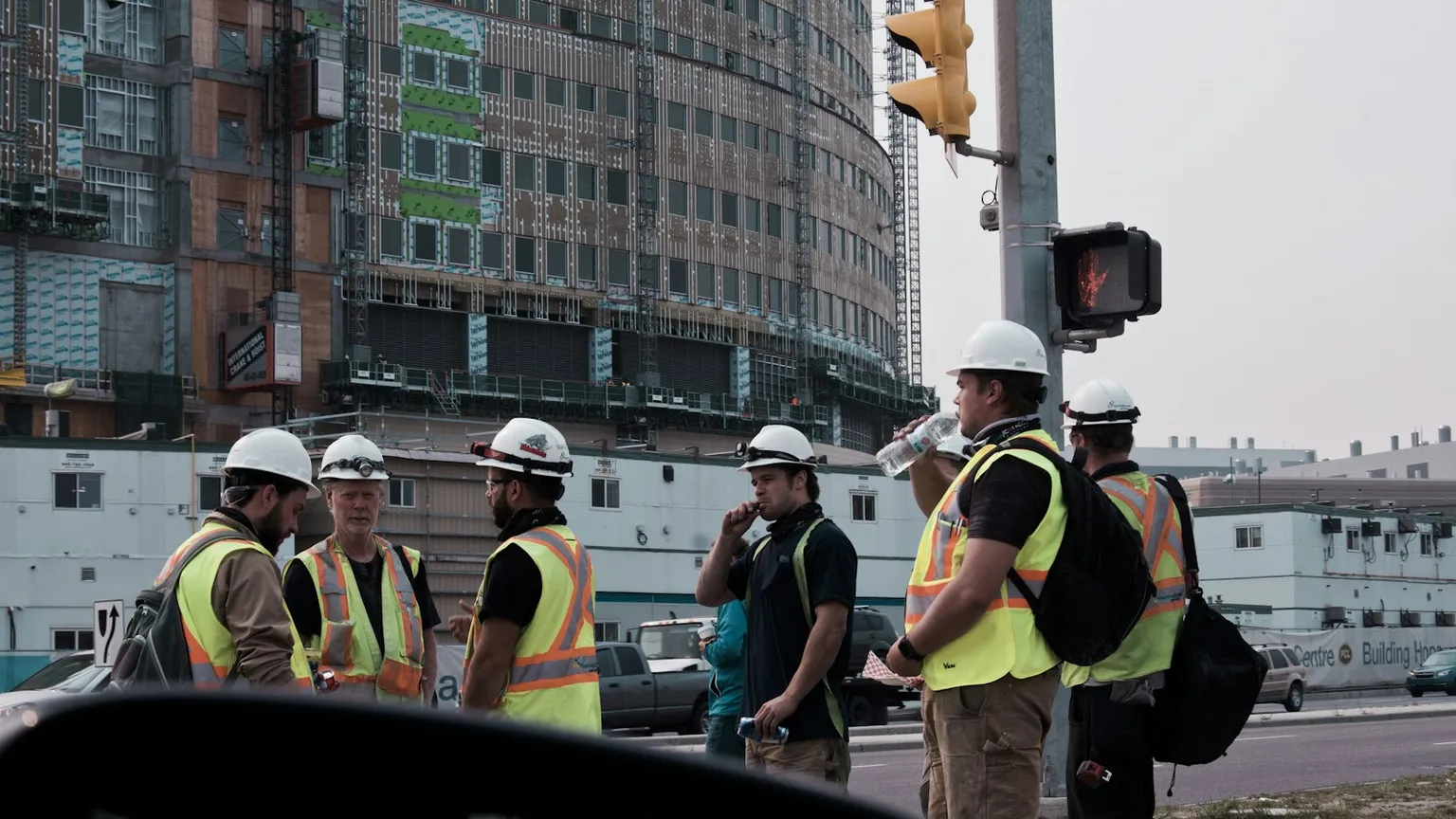 Walkie-talkie vs. radio industrial: cuál necesita su empresa en Guatemala