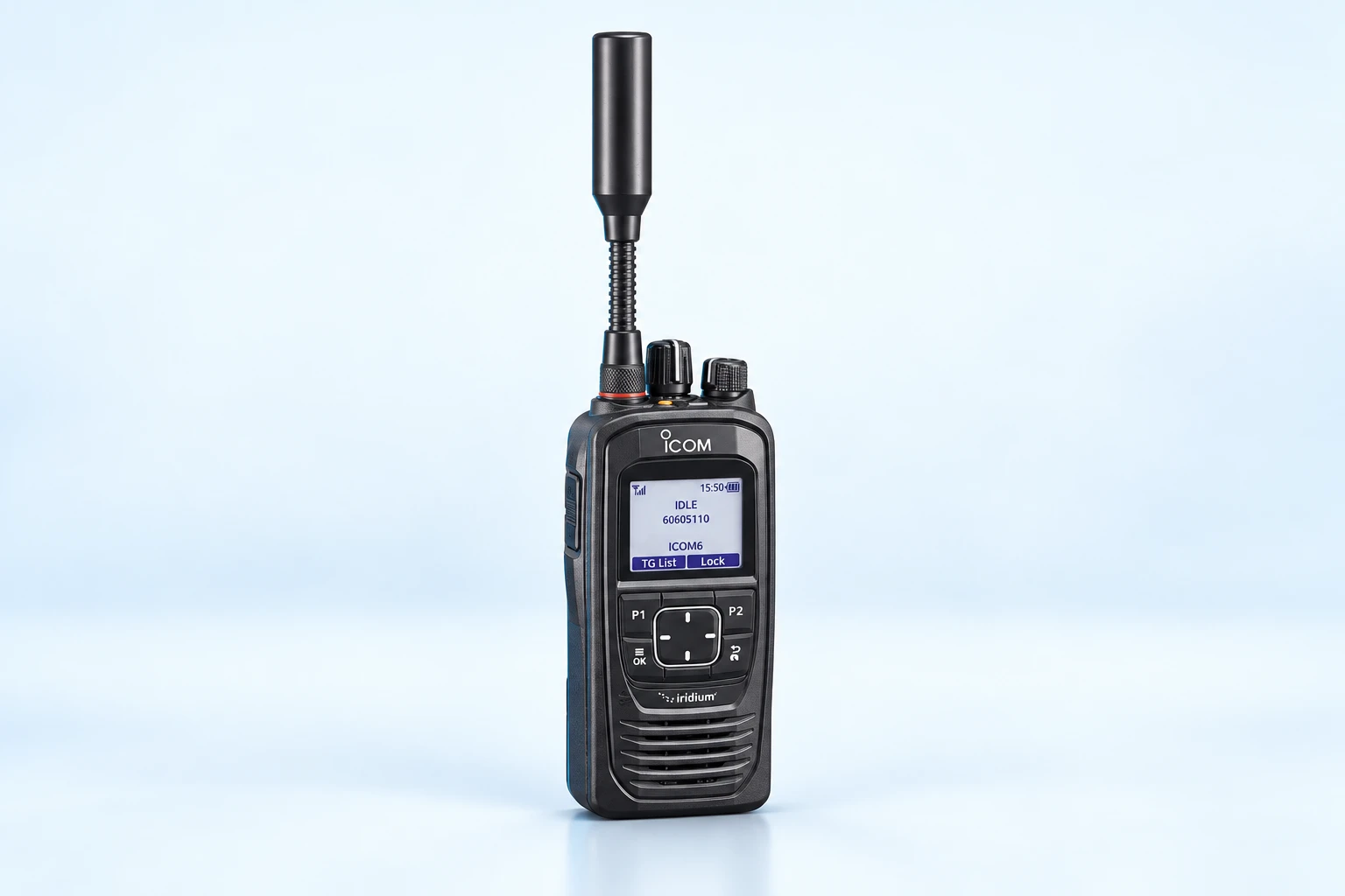 Composición del radio satelital ICOM IC-SAT100 sobre fondo azul claro