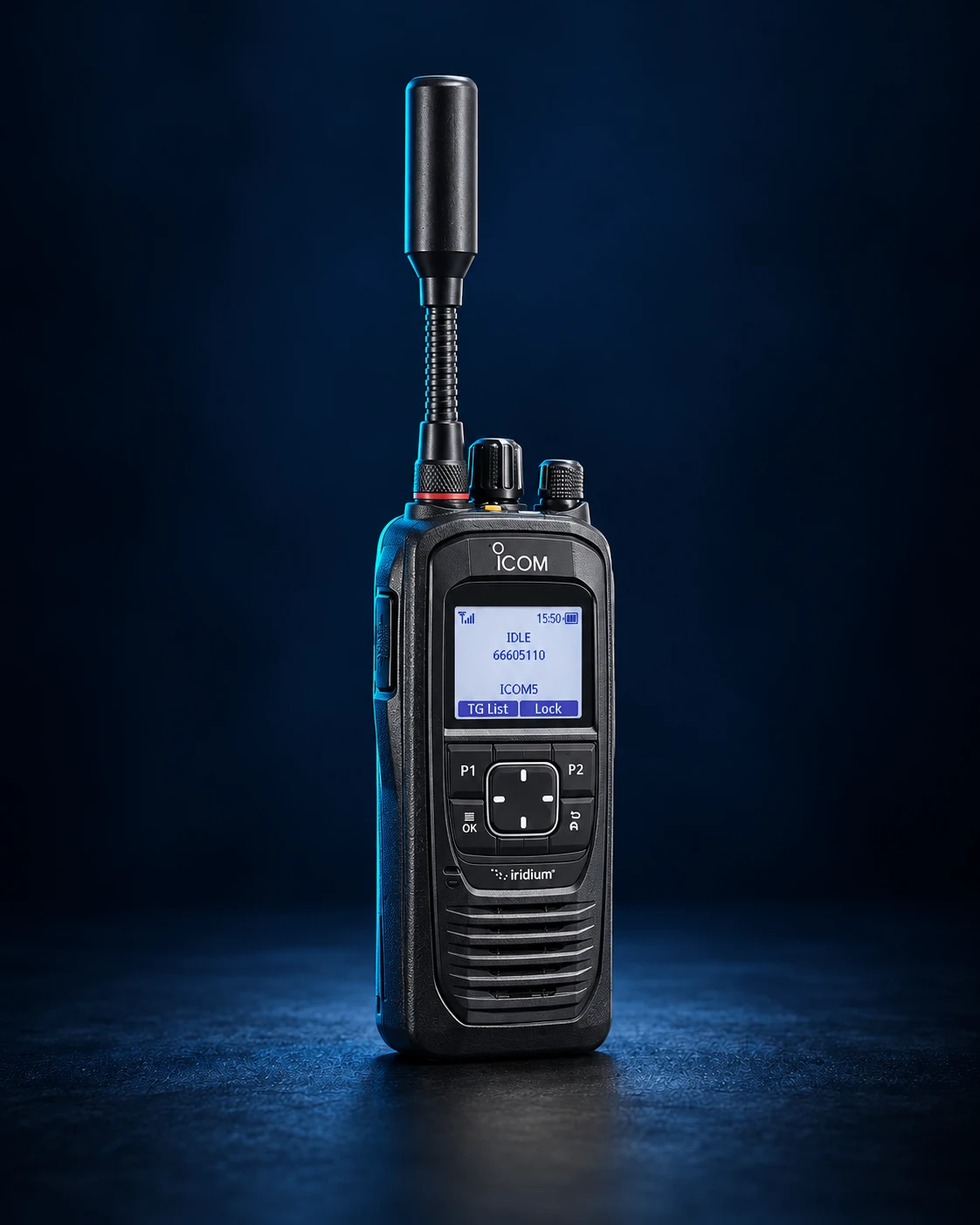 Composición del radio ICOM IC-SAT100 en estudio azul oscuro